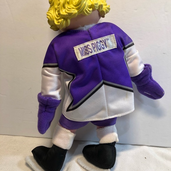 Vintage 1995 Hockey Miss Piggy Muppets McDonald’s NHL - Picture 2 of 7